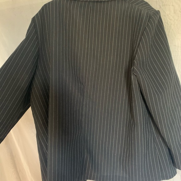 BLACK AND WHITE STRIPED BLAZER 🤍 - Picture 6 of 6